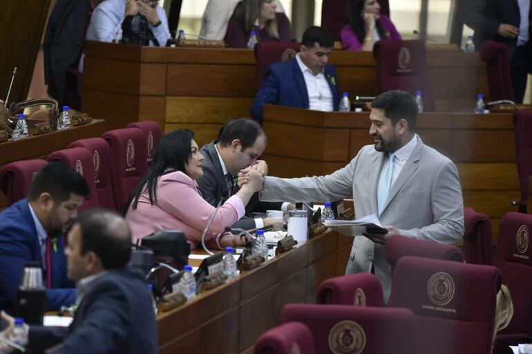 Diputados opositores piden investigación fiscal de la red “de sicariato digital”