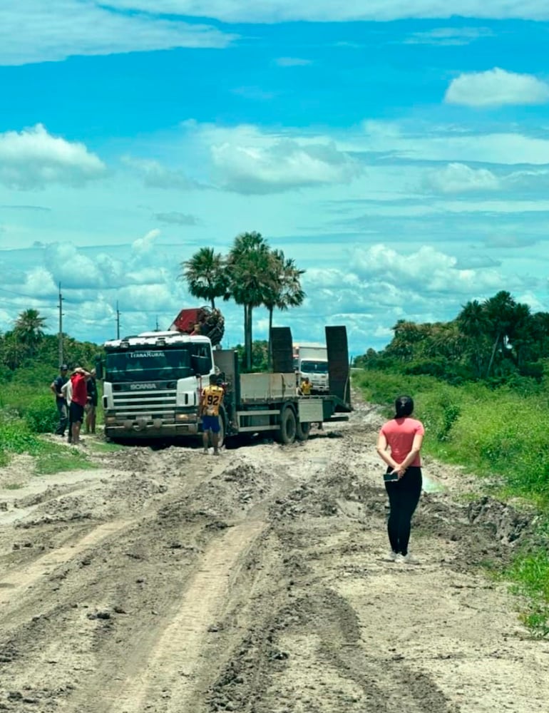 Los vehículos quedaban atrapados en el barro e impedía el paso de los automovilistas, este fin de semana tras las escasas lluvias registradas.