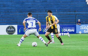 Maniobra del "avícola" Elías Alfonso ante el intento de presión de Derlis Rodríguez, en una acción registrada en el primer tiempo del partido celebrado en la tarde de este domingo capital del Amambay.