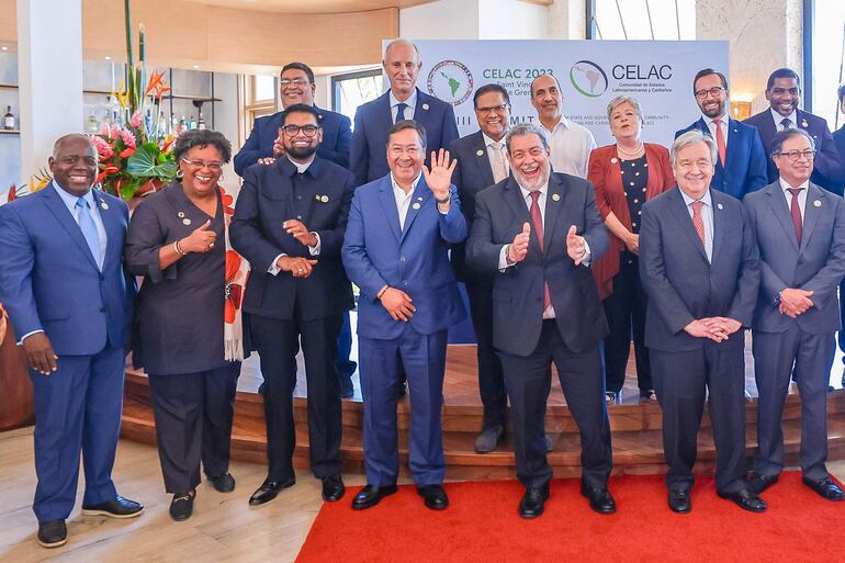 Fotografía cedida por la presidencia de Brasil y tomada por el presidente de Brasil, Luiz Inácio Lula da Silva, de mandatarios y otros representantes de Estado posando para una fotografía grupal durante la VIII cumbre de la Comunidad de Estados Latinoamericanos y Caribeños (Celac) este viernes, en Kingstown.