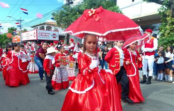 La Escuela Básica Nº 606 Itauguá Poty, de Nboiy de la ciudad de Itauguá presentó a los niños y niñas vestidos de trajes de la época colonial.