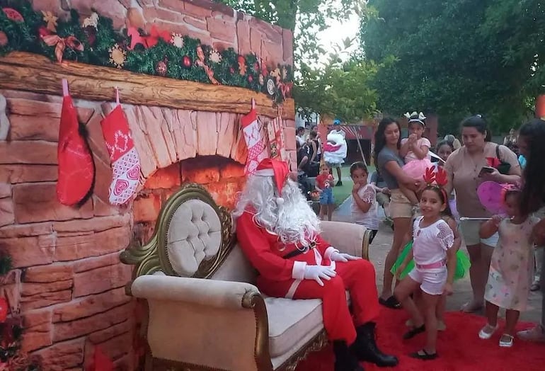 Papá Noel emocionó a los niños en San Bernardino.