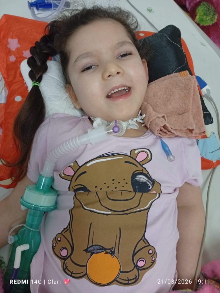 La pequeña Esthercita depende de un respirador portatil, para poder dejar el hospital y regresar a su hogar.