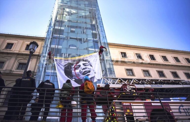 Madrid, 24 de enero de 2024. Activistas de Greenpeace despliegan una pancarta en el Museo Reina Sofía en solidaridad con Palestina para pedir el alto el fuego en Gaza