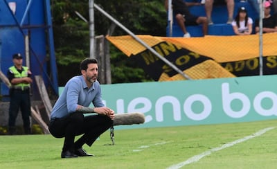 El entrenador uruguayo Jorge Bava dirigiendo al equipo de Cerro Porteño en el duelo en el que el "Ciclón" de impuso ante Guaraní en Itauguá.