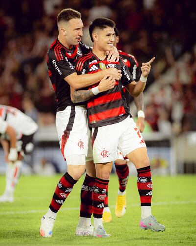 Luiz Araújo, autor del primer gol del Flamengo, festeja con Leo Ortiz.