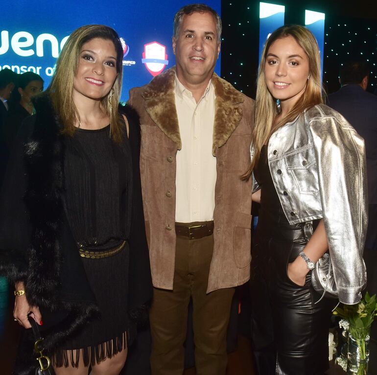 Lilian Bittar, Oscar Pérez y Valentina Pérez.
