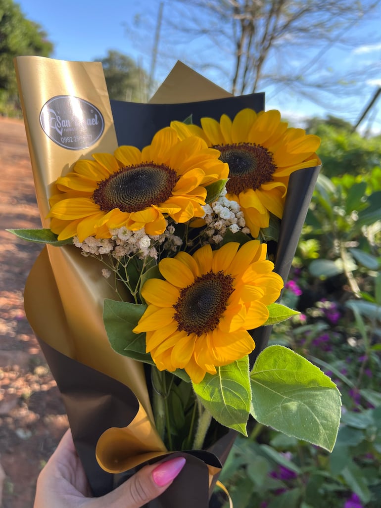 Los ramos de girasoles son los más solicitados por su color vibrante y su popularidad en distintas ocasiones especiales.