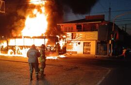 Incendio de un colectivo en la vía pública, en la ciudad de San Lorenzo.