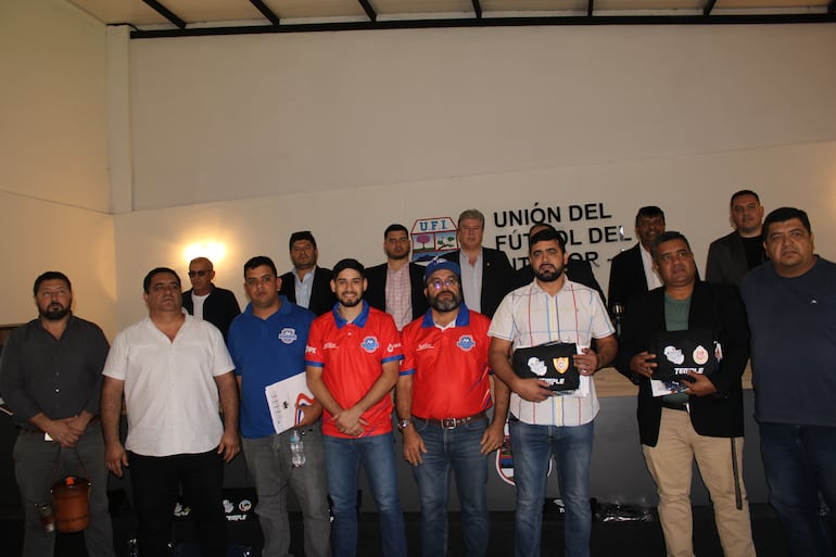 Autoridades presentes reunidas ayer en la casa del fútbol de tierra adentro. Foto: Faustina Agüero