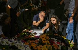 El cuerpo del rehén israelí Yossi Sarabi, cuyo cuerpo fue devuelto por Hamás durante el alto el fuego, fue enterrado en el kibutz Beeri, en un funeral al que también acudió el presidente del Estado de Israel, Isaac Herzog. Yossi Sarabi es hermano del también excautivo Eli Sarabi, que fue liberado con vida durante el alto el fuego el pasado mes de febrero, pero cuya mujer y sus dos hijas fueron asesinadas durante el ataque múltiple de Hamás, el 7 de octubre de 2023.