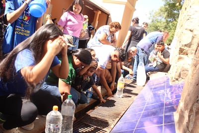 Los devotos se refrescan con las aguas del Tupasy Ykuá, que muchos consideran benditas y llenas de propiedades espirituales.