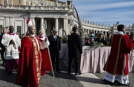 El papa León XIV (i) durante la celebración del Domingo de Ramos, en el Vaticano.