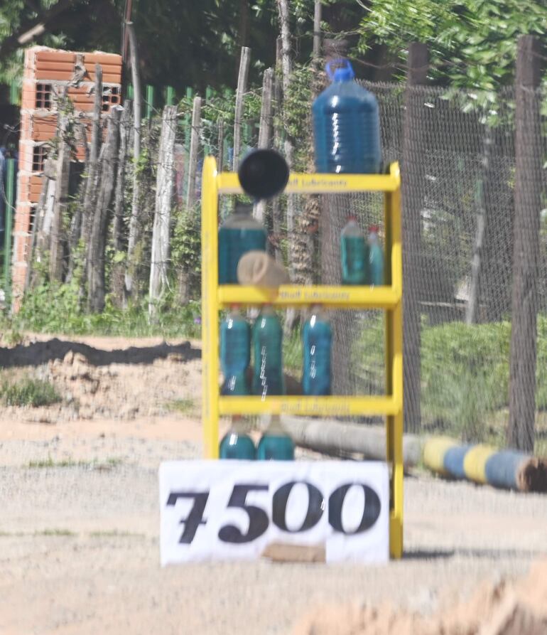 La oferta de combustible ilegal es de G. 7.500 por litro, mientras que en las gasolineras se encuentra a G. 9.190.