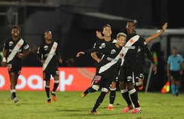 Adson (2-d) de Vasco da Gama celebra un gol este jueves, en el partido de ida por los octavos de final de la Copa Sudamericana entre Olimpia y Vasco da Gama en el estadio Defensor del Chaco, en Asunción (Paraguay).