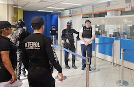 Momento de la extradición al Brasil del narcotraficante paraguayo José Luis Bogado Quevedo, alias Kuré.