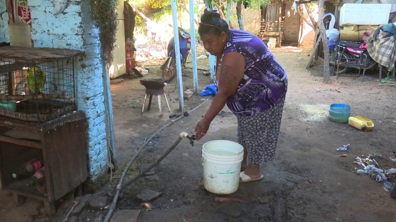 La falta de agua provoca sufrimiento de las familias que no se pueden bañar, ni cocinar, y que beben poca agua que compran a precios altos.