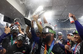 Ronald Acuña Jr. #21 y Gleyber Torres #25 de la selección de Venezuela celebran en el vestuario tras la victoria por 3-2 contra la selección de Estados Unidos en el loanDepot Park el 17 de marzo de 2026 en Miami, Florida.