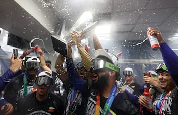 Ronald Acuña Jr. #21 y Gleyber Torres #25 de la selección de Venezuela celebran en el vestuario tras la victoria por 3-2 contra la selección de Estados Unidos en el loanDepot Park el 17 de marzo de 2026 en Miami, Florida.