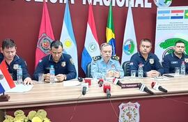 El comisario general inspector César Silguero (centro) presidió el acto de asunción del nuevo jefe de Investigaciones en Alto Paraná.