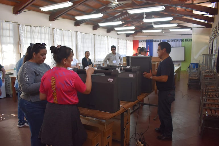 Máquinas de votación ya se encuentra en los diferentes locales habilitados en Ayolas para las elecciones internas municipales.
