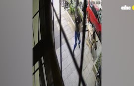 De un sillazo, una mujer detiene a delincuente en la vía pública.