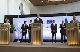 El presidente Santiago Peña con representantes de la Unión Europea.