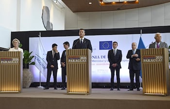 El presidente Santiago Peña con representantes de la Unión Europea.