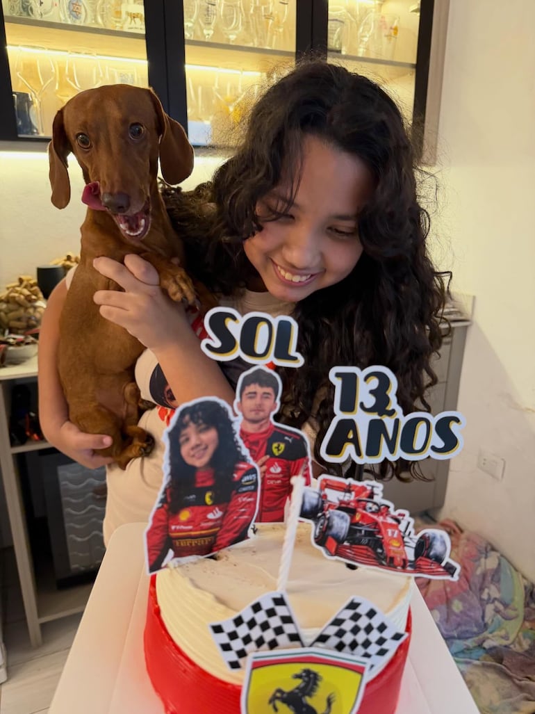 ¡Feliz! Sol Ayala Gómez apagando la velita de su torta de cumpleaños. (Instagram/José Ayala)