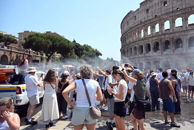 Personal de Protección Civil refresca a turistas con un cañón de agua frente al Coliseo, en Roma, Italia, el 16 de julio de 2026. Ese día, las temperaturas alcanzaron los 36 °C y, debido a la persistente ola de calor, la capital italiana se encontraba bajo alerta roja por altas temperaturas.