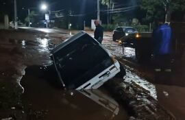 Una camioneta quedó atascada en un gran pozo de la avenida San Antonio.