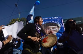 Colectivos feministas protestan este miércoles en la entrada del Reclusorio Oriente, en la Ciudad de México (México) para promover el primer juicio en América Latina por violencia digital con uso de Inteligencia Artificial (IA).