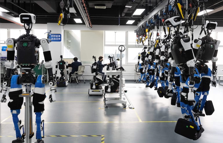 Empleados trabajan durante una visita guiada para medios en la Plataforma Piloto de Verificación de Robots Humanoides de Pekín, en Pekín, China, el 20 de marzo de 2026.