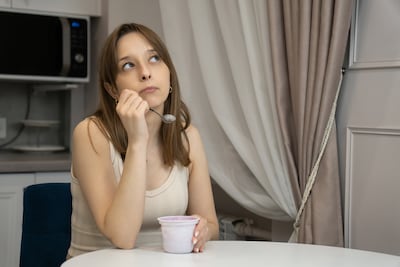 Mujer toma yogur antes de dormir.