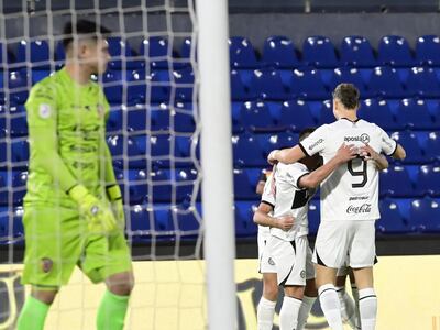Los futbolistas de Olimpia festejan un gol contra Sportivo Luqueño en un partido de la octava fecha del torneo Clausura 2023 del fútbol paraguayo en el estadio Defensores del Chaco, en Asunción.