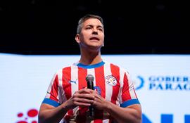 Santiago Peña con la camiseta albirroja.