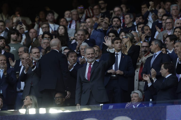 El rey Felipe VI saludando al público presente en el estadio Metropolitano. (EFE/Juanjo Martín)
