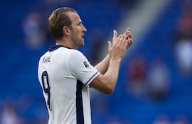 El delantero de Inglaterra Harry Kane saluda al finalizar el partido del grupo K de la fase de grupos de la Copa del Mundo que las selecciones de Andorra e Inglaterra disputan este sábado en el estadio Cornellà-El Prat en Barcelona.