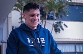El paraguayo Juan Manuel Iturbe, futbolista de Cerro Porteño, durante la salida del plantel con destino a Lima Perú para el debut en la Copa Libertadores 2026.
