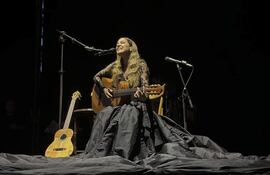 La cantante mexicana Natalia Lafourcade presentó anoche en el festival de "Noches del Botánico" sus clásicos y su más reciente álbum "De todas las flores", ante el aforo completo de 4000 personas que acudió a la cita musical con la mexicana en la zona de Ciudad Universitaria en Madrid.