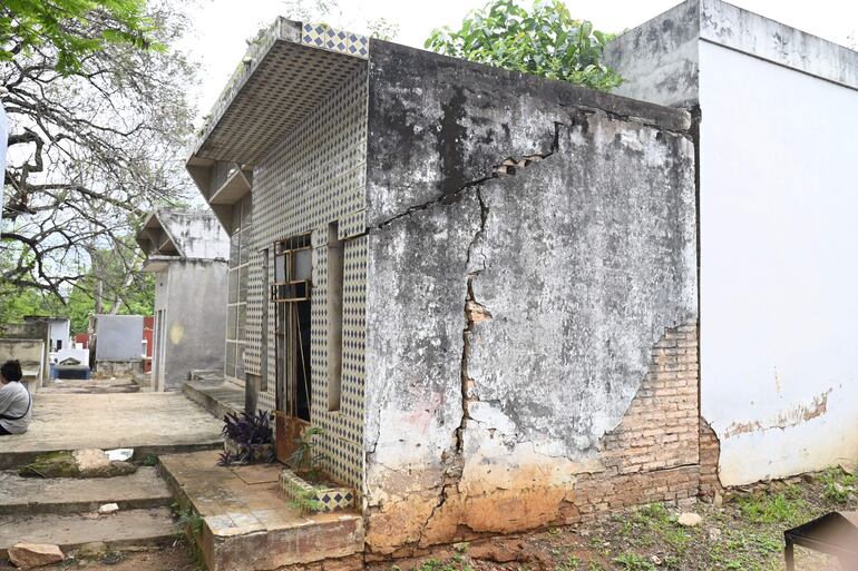 Uno de los panteones con enormes grietas.