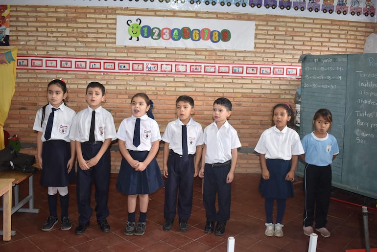 Un grupo de alumnos ofrecieron un signicativo homenaje postumo a los benemeritos de la Patria en presencia de los erederos de los excombatinetes