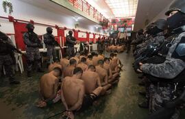 Imagen de referencia: foto compartida por la Provincia de Santa Fe en la que se observa a hombres capturados presuntamente por narcotráfico Argentina.