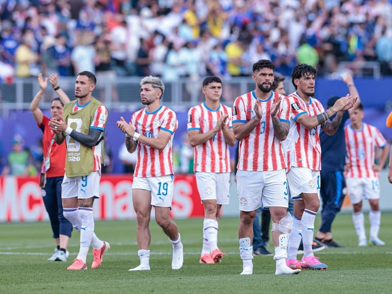 Los jugadores de Paraguay saludan a los aficionados presentes, tras caer ante Francia en el duelo por los octavos de final del Mundial de Norteamérica 2026. (@Albirroja)