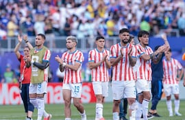 Los jugadores de la selección de Paraguay al final del partido frente a Francia por los octavos de final del Mundial 2026 en el estadio de Filadelfía, en Filadelfia, Estados Unidos.