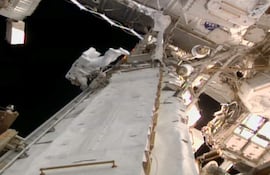 Una captura de video del 25 de agosto de 2026, tomada de una transmisión en vivo de la NASA, muestra a la astronauta de la Agencia Espacial Europea (ESA), Sophie Adenot, realizando trabajos durante una caminata espacial fuera de la Estación Espacial Internacional (EEI). El 1 de septiembre de 2026, Adenot realizará su tercera caminata espacial desde la Estación Espacial Internacional en apenas dos semanas y, esta vez, liderará una tripulación integrada exclusivamente por mujeres.