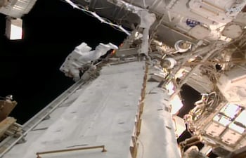 Una captura de video del 25 de agosto de 2026, tomada de una transmisión en vivo de la NASA, muestra a la astronauta de la Agencia Espacial Europea (ESA), Sophie Adenot, realizando trabajos durante una caminata espacial fuera de la Estación Espacial Internacional (EEI). El 1 de septiembre de 2026, Adenot realizará su tercera caminata espacial desde la Estación Espacial Internacional en apenas dos semanas y, esta vez, liderará una tripulación integrada exclusivamente por mujeres.