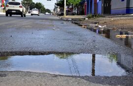 Caños rotos finalmente fueron arreglados en la avenida Eusebio Ayala, entrada a Asunción. Sin embargo, el daño ya está hecho en el asfalto, que era bastante nuevo.