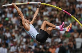 Armand Duplantis (26 años) abandonó la competencia celebrada en Londres por una lesión.