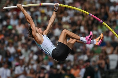 Armand Duplantis (26 años) abandonó la competencia celebrada en Londres por una lesión.